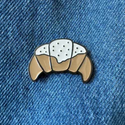 Pin metalowy – rogal