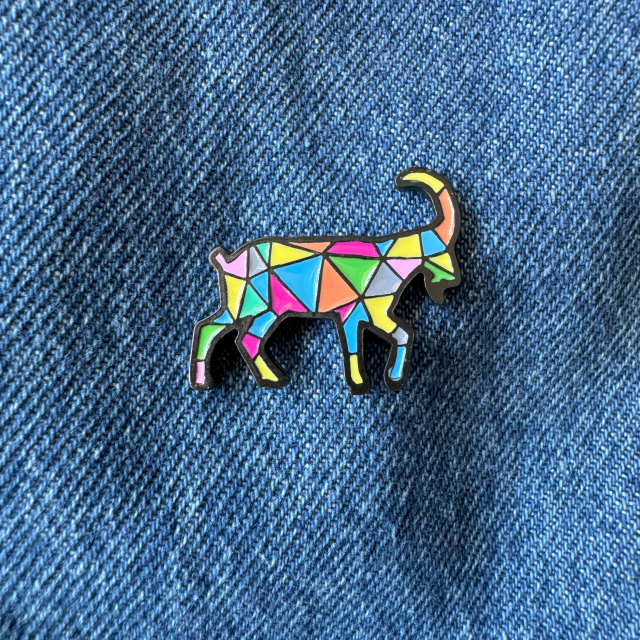 Pin metalowy – koziołek