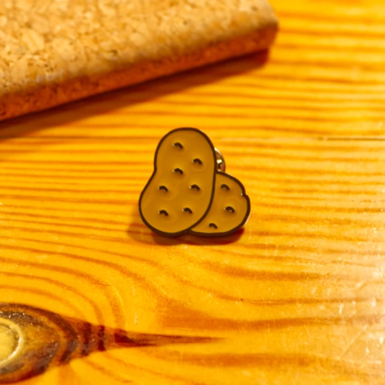 Fifne Klunkry Pin metalowy PYRKI 1.webp
