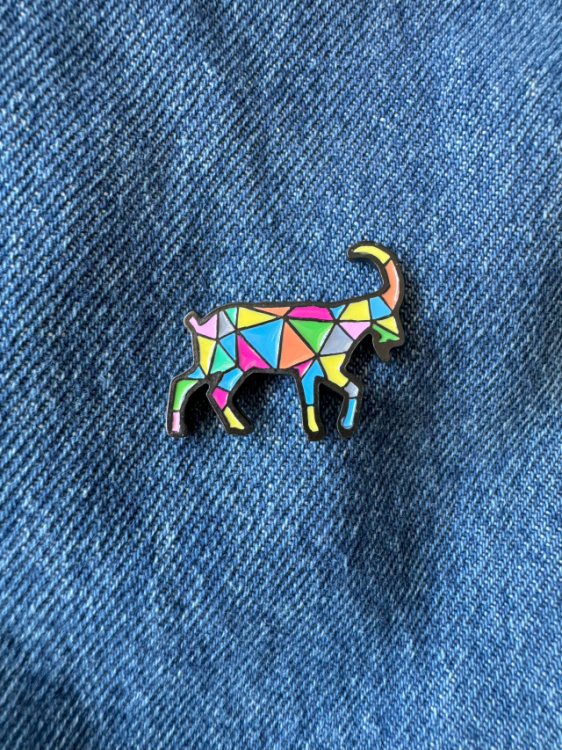 Pin metalowy – koziołek